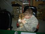 Kevin i jego wojskowy kot.