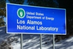 Tablica informacyjna laboratorium w Los Alamos