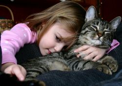 Wbrew stereotypom, koty mogą się bardzo dobrze czuć z dziećmi.