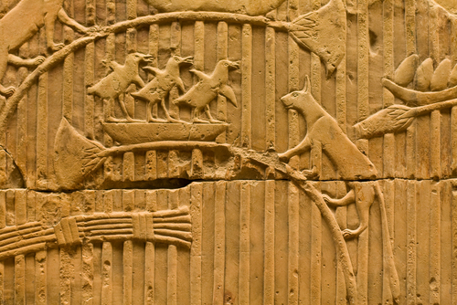 Płaskorzeźba egipska przedstawiająca kota polującego na ptaki.