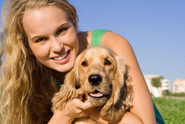 Wyszkolony pies i odpowiedzialny właściciel tworzą przyjaźń nie do zdarcia