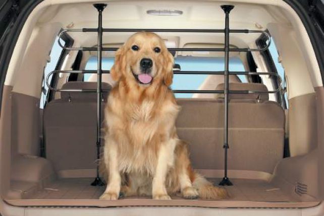 Specjalnie zaprojektowana pod konkretny model samochodu psia klata pozwala na bezpieczny przewóz dużych psów.