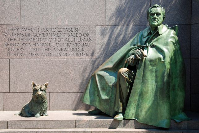 Amerykański prezydnet i jego wierny pies, Fala. Franklin Delano Roosevelt Memorialw Waszyngtonie.