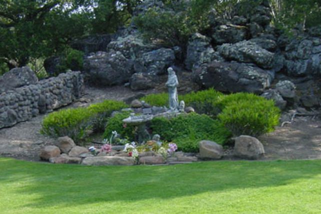 Pomnik św. Franciszka na amerykańskim cmentarzu dla zwierząt