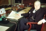 Winston Churchill przy swoim biurku, rok 1944.