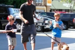 David Beckham z dziećmi i buldogiem, którego dostał na gwiazdkę.